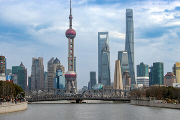 Obraz premium Waibaidu Bridge and Shanghai Pudong buildings in the background, photographed on the Bund, Shanghai, China