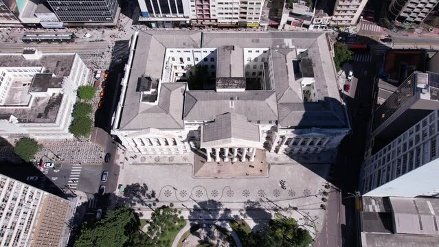 Imagem a&eacute;rea da Universidade Federal do Paran&aacute;. Pr&eacute;dio hist&oacute;rico e p&uacute;blico onde fica a principal universidade de direito do estado