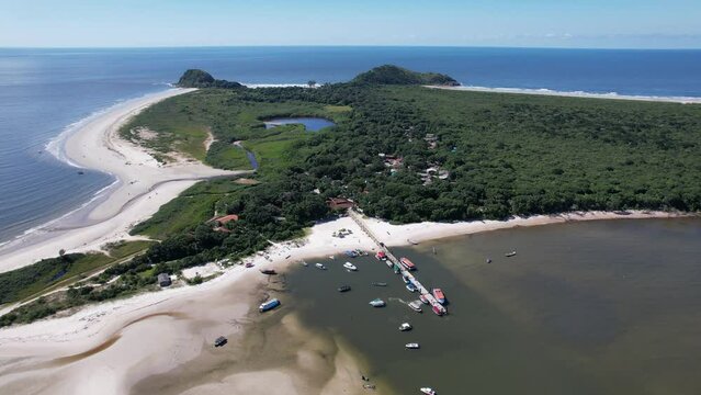 V&iacute;deo de drone Ilha do Mel, Paranagu&aacute;, Paran&aacute;. Imagem a&eacute;rea da paraia. V&iacute;deo do mar, e do trapiche. Dia de sol na Ilha do Mel. Ver&atilde;o no Paran&aacute;. Praia do sul do Brasil. Vista a&eacute;rea do mar e da natureza