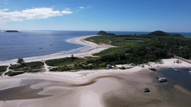 V&iacute;deo de drone Ilha do Mel, Paranagu&aacute;, Paran&aacute;. Imagem a&eacute;rea da paraia. V&iacute;deo do mar, e do trapiche. Dia de sol na Ilha do Mel. Ver&atilde;o no Paran&aacute;. Praia do sul do Brasil. Vista a&eacute;rea do mar e da natureza