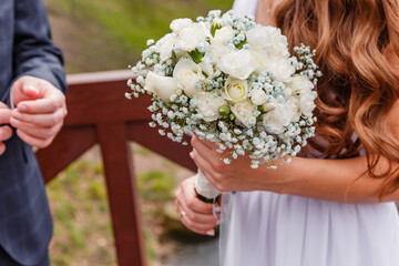 Panna Młoda trzymająca bukiet © Studio Migafka