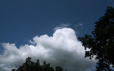 Schöne dramatische Wolkenstimmung über Marburg