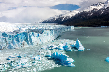 Glaciar Perito Moreno azul deslumbrante com montanhas nevadas ao fundo
