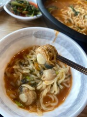 한국에서 먹은 점심 - 해물이 가득 들어있는 칼국수