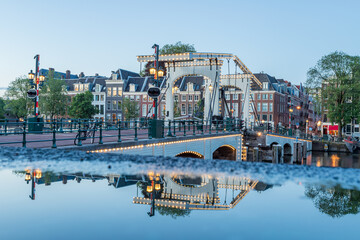 Fototapeta premium Reflections of Skinny Bridge at twilight