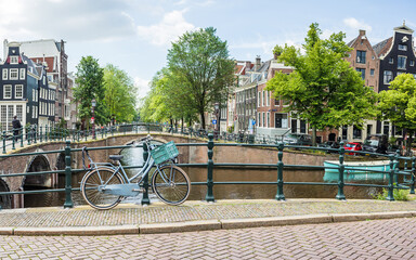 Obraz premium Bike locked to the edge of Keizersgracht