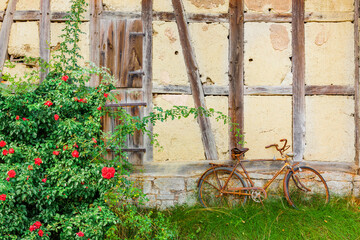 Altes rostiges Fahrrad an der Wand eines alten Fachwerkhauses
