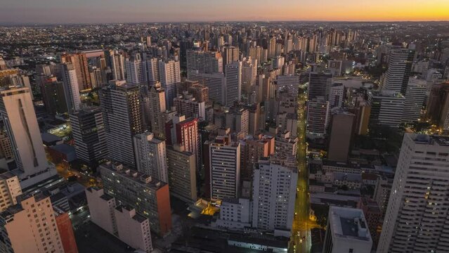 Imagem geral de drone do Centro de Curitiba durante o dia. V&iacute;deo gravado em hyperlapse, t&eacute;cnica de movimento r&aacute;pido