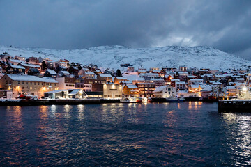 Blick auf Honningsv&aring;g in der D&auml;mmerung im Winter