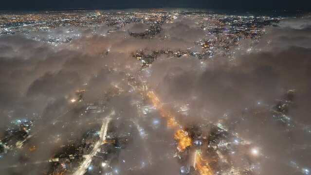 V&iacute;deo de drone noturno em Curitiba, imagem gravada em hyperlapse, efeito das nuvens nas luzes da cidade