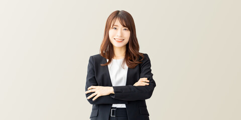 腕組みをする笑顔の女性・ビジネスウーマン