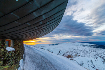 Zachód słońca w polskich górach - Karkonosze, widok ze Śnieżki zimą