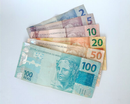 Notas de real brasileiro dispostas em leque exibindo notas de 2 a 100 reais