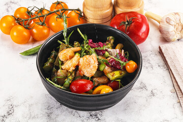 Gourmet salad with prawn and asparagus