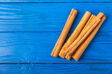 Ceylon cinnamon.Cinnamon sticks on a textured wooden background. Cinnamon roll and powder. Spicy spice for baking, desserts and drinks. Fragrant ground cinnamon. Close-up. Place for text. copy space