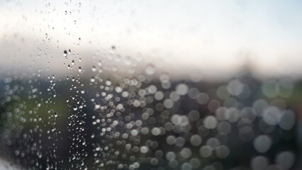 Krople wody po deszczu na szybie © Mateusz