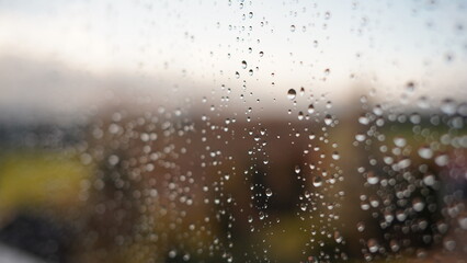 Krople wody po deszczu na szybie