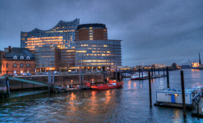 Naklejka premium Hafenpolizeiwache No 2 und beleuchtete Elbphilharmonie in der Speicherstadt der Hansestadt Hamburg zur blauen Stunde, UNESCO-Weltkulturerbe, Norddeutschland, Deutschland, Europa.