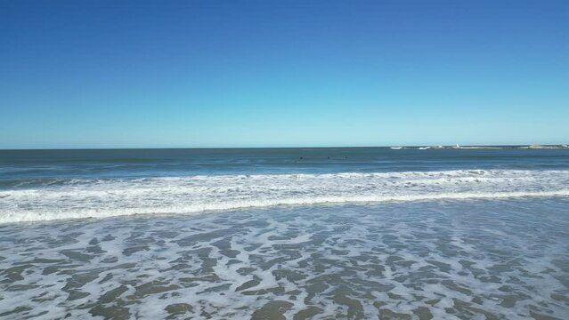 MAr con olas y surfistas
