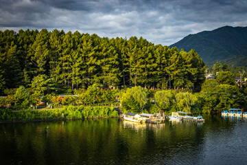 Obraz premium sunrise at kawaguchi lake, kawaguchiko, early morning, fuji 5 lake area, japan, reflection, mount fuji