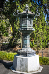 Obraz premium tsurugaoka hachiman-gu, shinto shrine, kamakura, japan, worship, stone lantern
