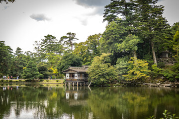 Obraz premium house on pond, kenrokuen, kenroku-en, kanazawa, japan, three great gardens, japanese garden, zen garden
