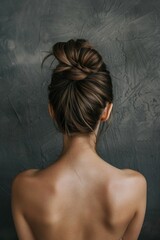 Portrait of a woman seen from behind, simple and straightforward description