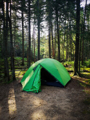tente de camping dans les bois  © William