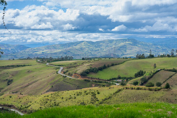 Obraz premium Curvy road between a country landscape with mountains in Colombia.