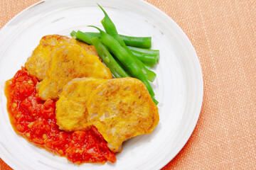 豚ヒレ肉のピカタ、トマトソース添え