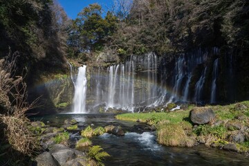白糸の滝で見たきれいな虹と豪快な滝のコラボ情景
