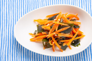 ニンジンとワカメのナムル