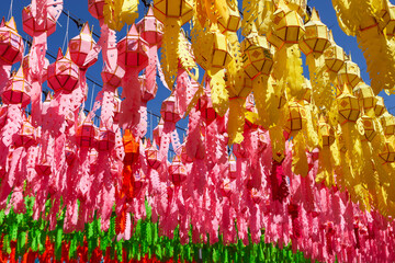 Fototapeta premium Vibrant lanterns fill the sky during Thailand's Loy Krathong festival. A stunning cultural display.