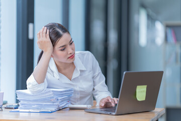 Obraz premium The Asian female business professional displayed a cheerful expression in her office.