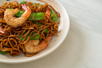 stir-fried yakisoba noodles with green peas and shrimps