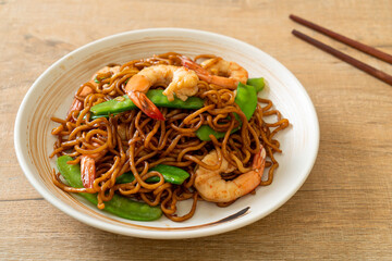 stir-fried yakisoba noodles with green peas and shrimps
