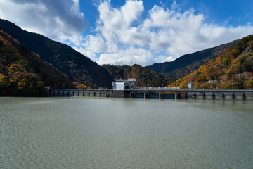Fototapeta premium 静岡県 井川ダムと井川湖の紅葉 