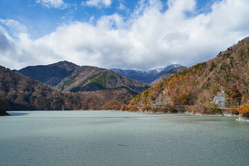 静岡県　 畑薙湖と紅葉
