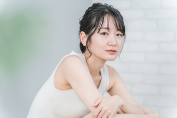 美容・ビューティ・美白・ボディケア・スキンケア・イメージ若いアジア人女性

