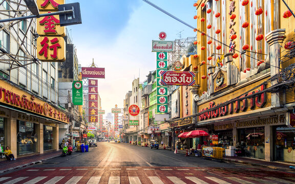 Yaowarat, or Bangkok Chinatown, is an important landmark street. There is a perfect blend of Chinese and Thai art and culture.
