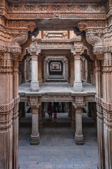 Obraz premium Adalaj Stepwell or Rudabai Stepwell is a stepwell located in the small town of Adalaj, close to Gandhinagar city in the Indian state of Gujarat, India.