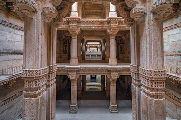 Obraz premium Adalaj Stepwell or Rudabai Stepwell is a stepwell located in the small town of Adalaj, close to Gandhinagar city in the Indian state of Gujarat, India.
