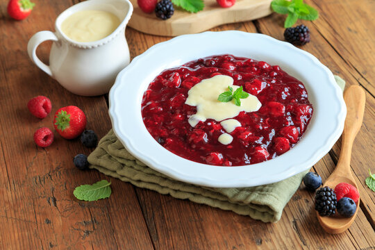 Rote Gr&uuml;tze mit Vanilleso&szlig;e