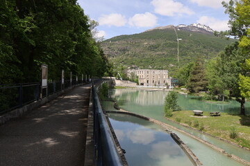 Fototapeta premium Le parc de la Schappe, parc public, ville de Briançon, département des Hautes Alpes, France