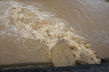 環境破壊　大雨後、赤土が流れ出る
