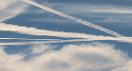 Trainées de condensation d'avions dans le ciel	