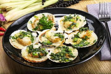 Grilled scallops with green onion