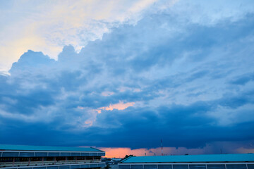 Fototapeta premium Cloudy sky before the rain over the rooftop