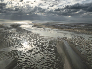 La baie de Somme vue du ciel avant un orage (Le Hourdel)