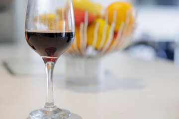 グラスに注がれた赤ワイン